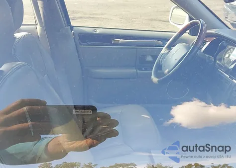 2009 Lincoln Town Car Signature Limited from USA, damaged, VIN 2LNHM82V09X633512